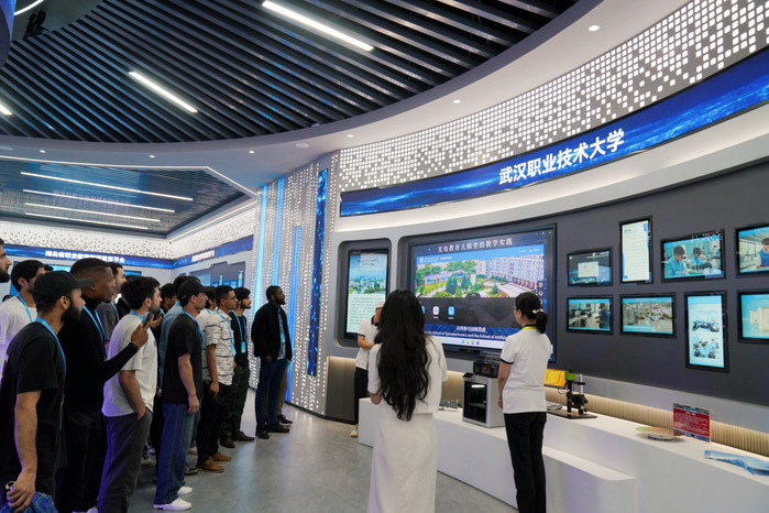 武漢職業(yè)技術(shù)大學(xué)光電教育大模型亮相2025世界數(shù)字教育大會，承辦展覽展示